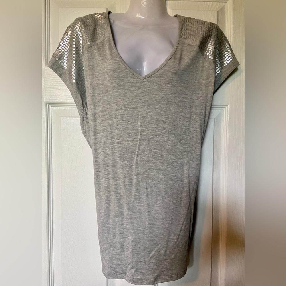 Laura Plus Grey V-Neck T-Shirt with silver sequins on shoulders NWT - Size 2X